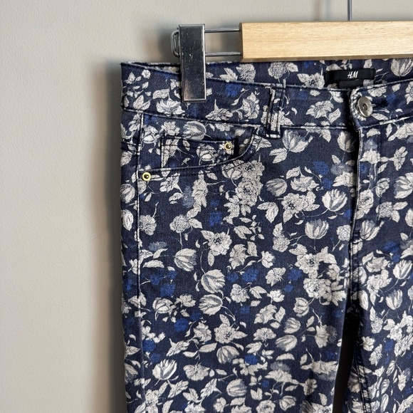 H&M Women's Abstract Floral Stretchy Low Rise Jeans Navy Size 8 Summer Festivals - Picture 3 of 12